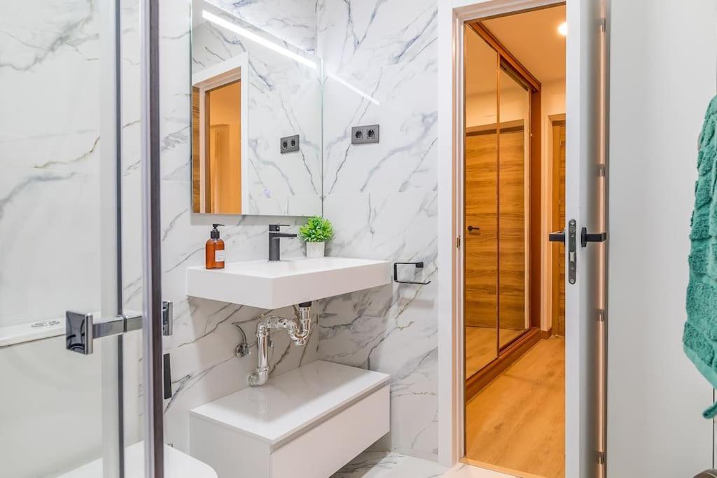 Apartamento Reformado Y Tranquilo Junto A Gran Via Madrid Exterior foto
